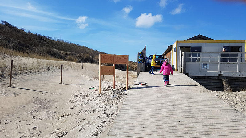 uithangbord, douglashout, branding, strand